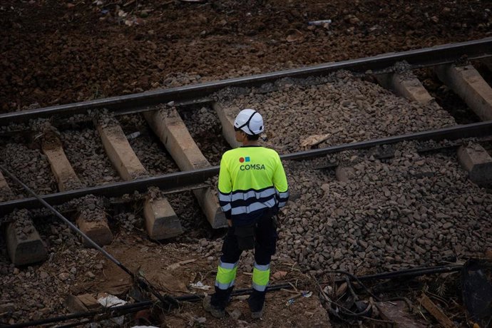 Archivo - Un operario trabaja en la reparación de las vías del tren de Alfafar, tras el paso de la DANA, a 7 de noviembre de 2024, en Alfafar, Valencia, Comunidad Valenciana (España). El Boletín Oficial del Estado (BOE) ha publicado hoy la declaración de