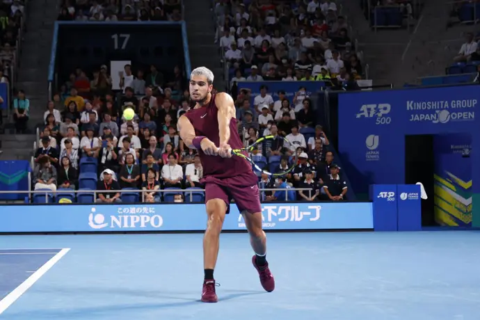 Alcaraz supera a Ruud y disputará el título en Tokio contra Fritz.