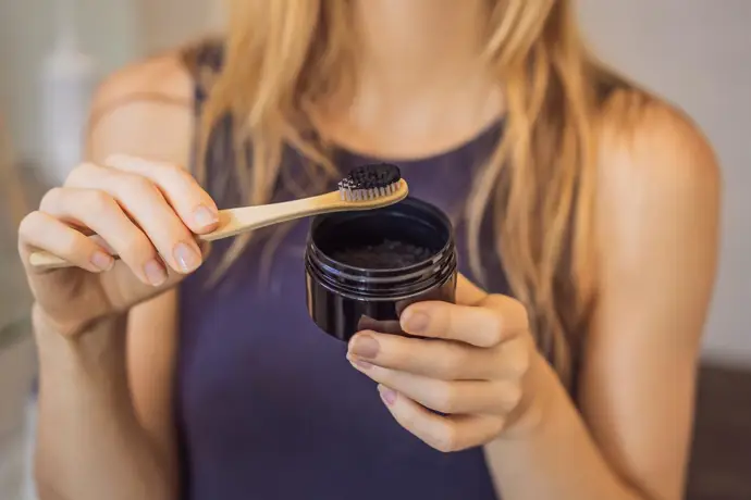 las pastas de dientes con carbón activo: una tendencia que podría perjudicar tu salud dental