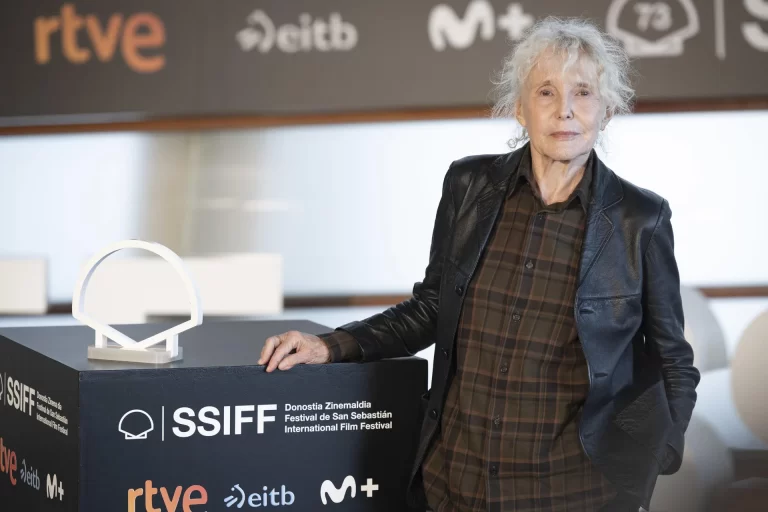 Claire Denis establece una barrera entre Matt Dillon y el continente africano en su película