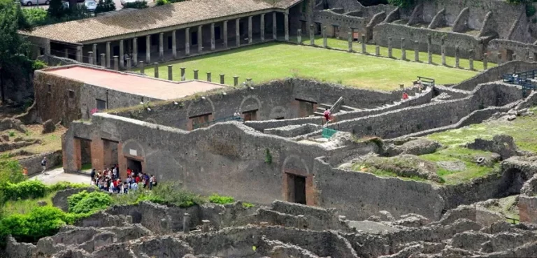 Cuatro turistas españoles son denunciados por ingresar a Pompeya saltando una valla de protección