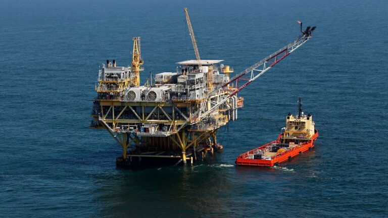 Los precios del petróleo aumentan tras el comunicado de la OPEP+ sobre la producción.