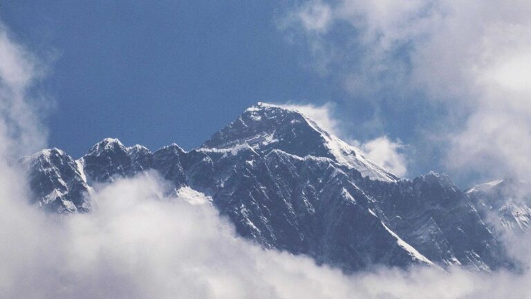 Cientos de alpinistas quedan atrapados en el Everest por condiciones climáticas extremas y