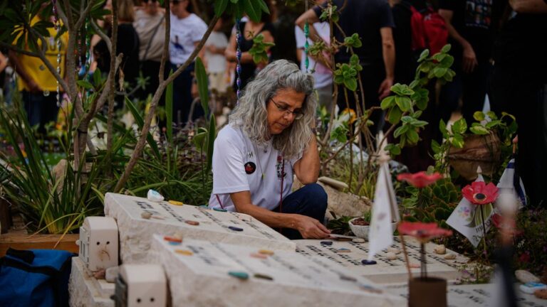 familias recuerdan el segundo aniversario de los ataques del 7 de octubre en un emotivo homenaje