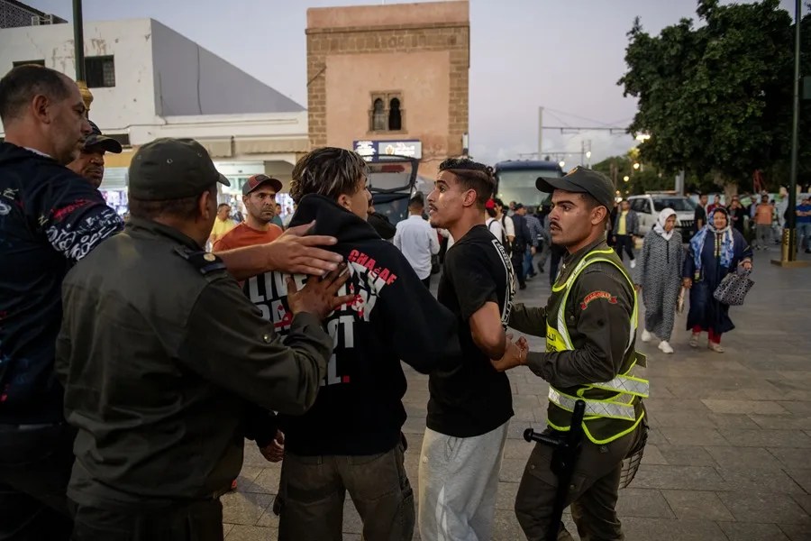 La polic&iacute;a detiene a varias personas durante una manifestaci&oacute;n en Rabat, Marruecos, el 29 de septiembre de 2025.