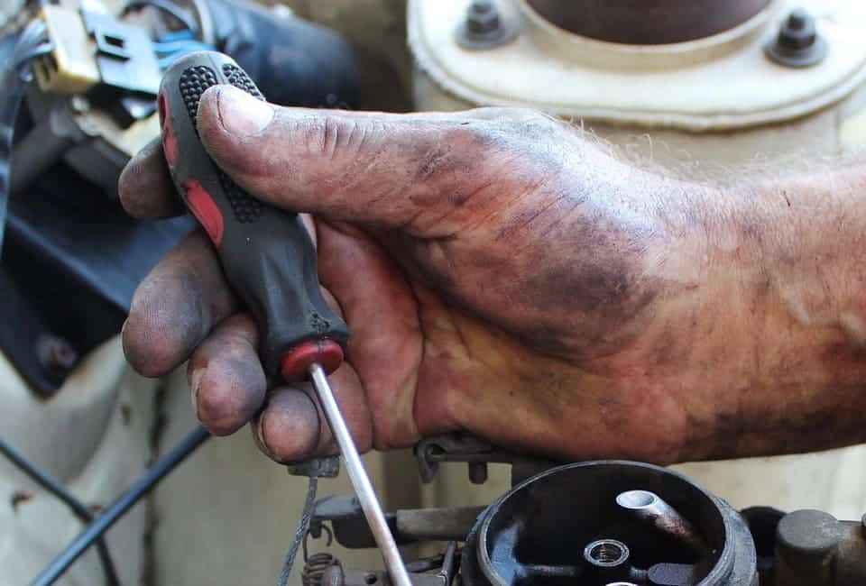 El crecimiento del vehículo eléctrico impulsa la capacitación de mecánicos especializados