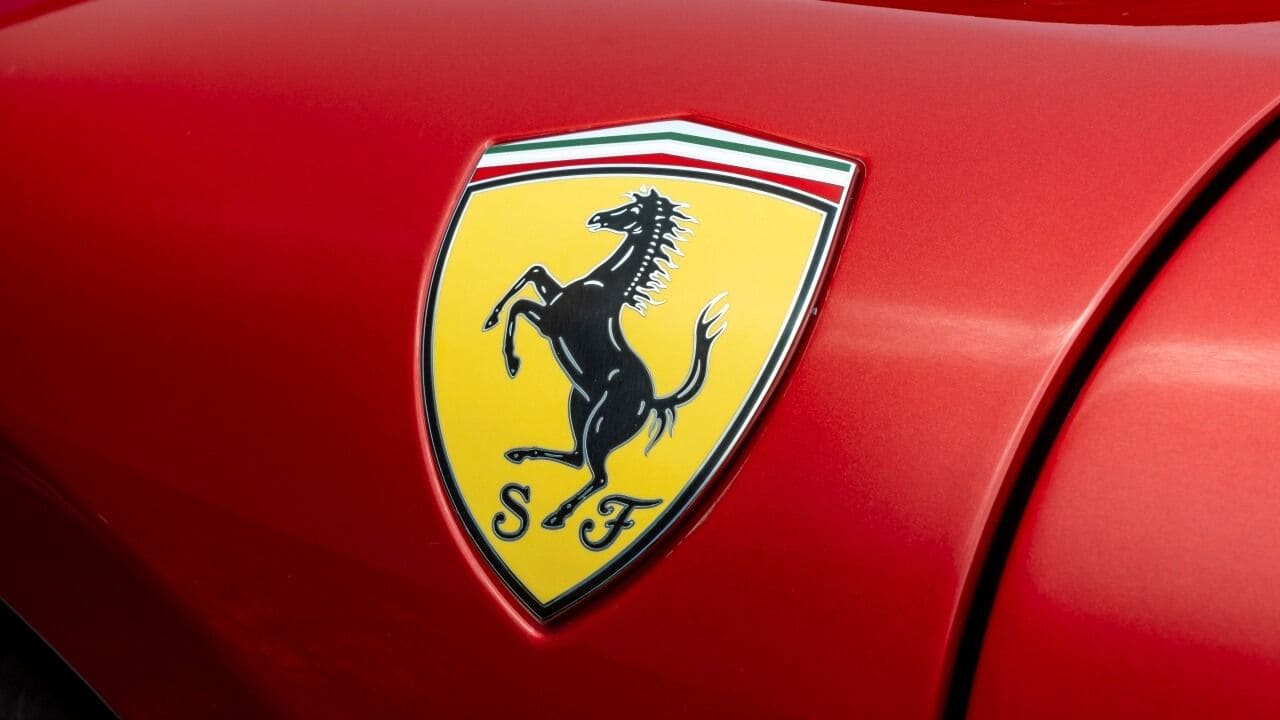 Ferrari presenta su primer coche eléctrico con mil caballos de potencia, marcando una nueva era.