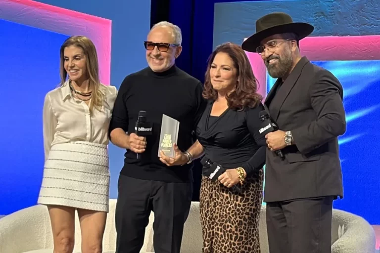 Emilio Estefan es galardonado como "productor del siglo" en los premios Billboard Latinos