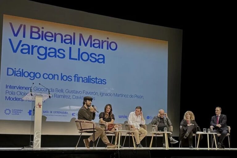 El hijo de Vargas Llosa evoca la memoria "fantasmagórica" del Nobel en la bienal de EFE
