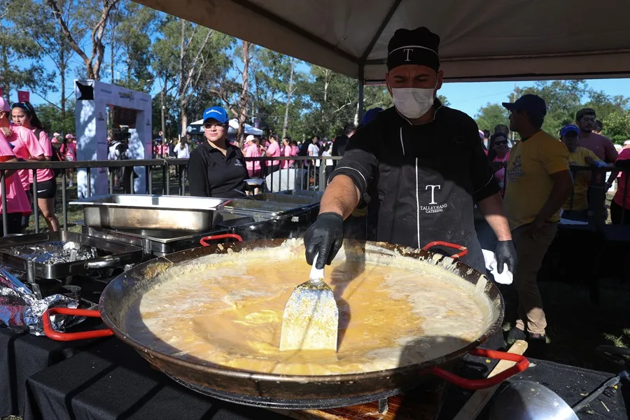 Paraguay establece un récord de 2.806 platos de huevos revueltos distribuidos en una hora
