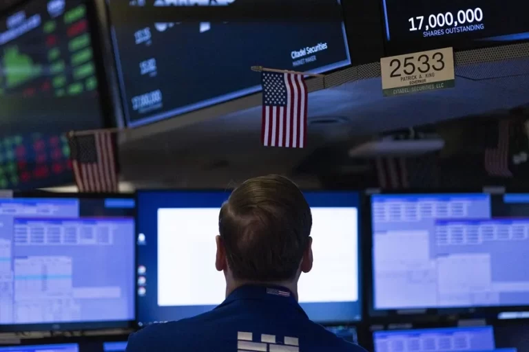 Wall Street marca un nuevo récord, impulsado por tecnológicas y la Reserva Federal; tres firmas