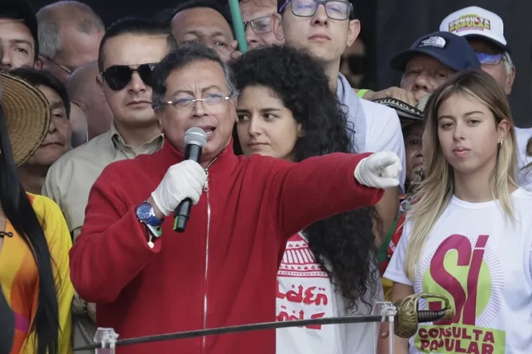 Petro llama a manifestarse en Bogotá tras la absolución del expresidente Uribe