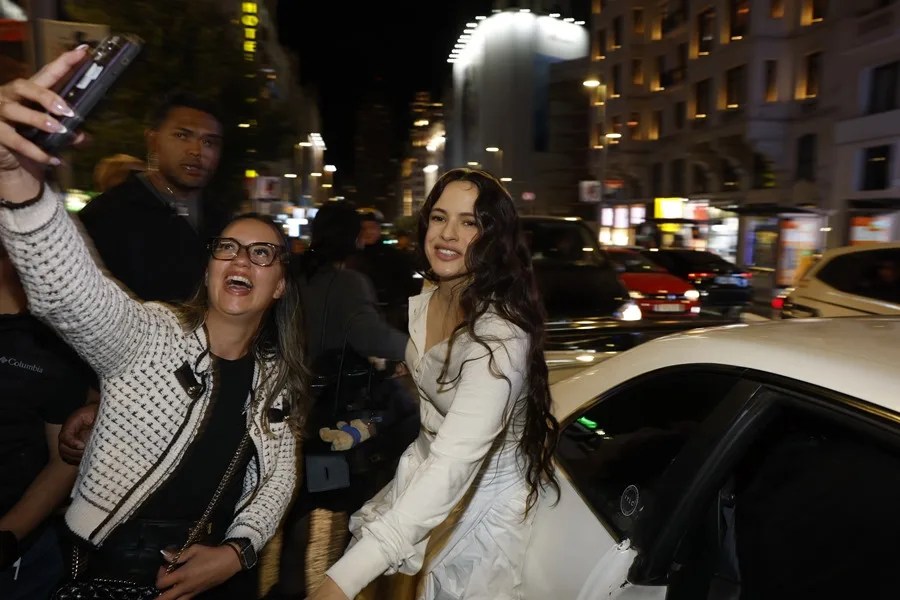 Rosal&iacute;a presenta por sorpresa su nuevo disco en Madrid