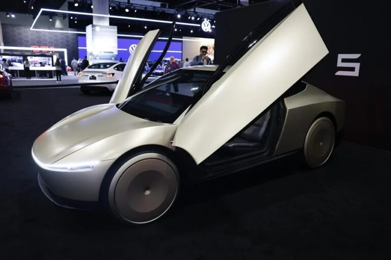 Tesla iniciará su servicio de robotaxis con un empleado en los vehículos autónomos