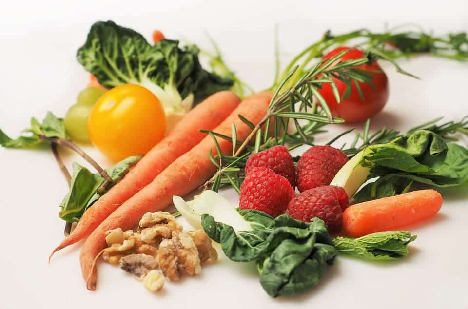 Una alimentación rica en frutas, verduras y fibra es excelente, pero debe ser constante para