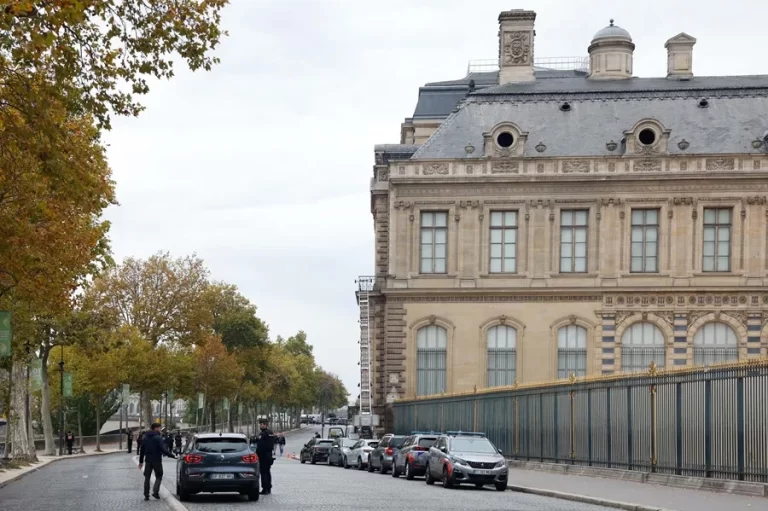 Dos detenidos por el robo en el Louvre, uno de ellos intentaba abandonar el país