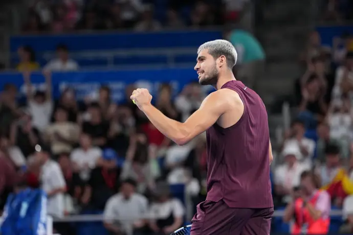 Alcaraz triunfa en Tokio y suma su octavo título del año, consolidando su gran temporada