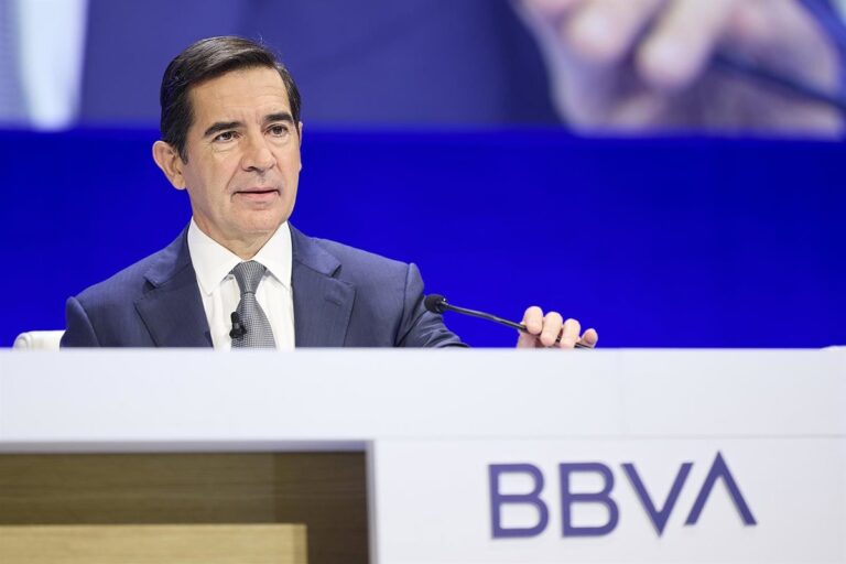 Carlos Torres anima a los accionistas de Sabadell a respaldar la OPA y espera superar el 50%