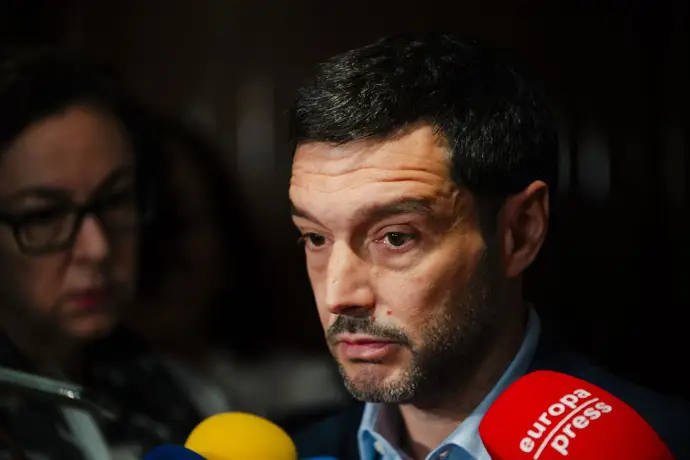 Bustinduy señala que el Gobierno español no ha actuado adecuadamente para frenar el asalto a la
