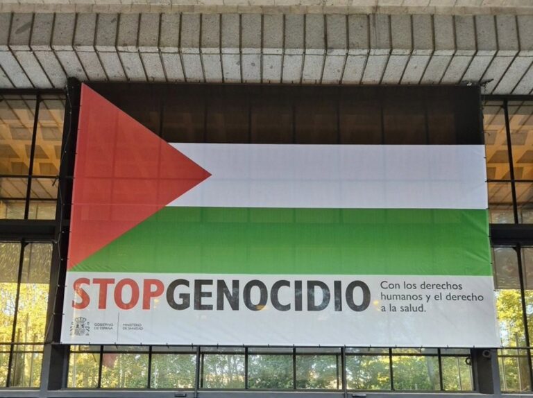 El Ministerio de Sanidad presenta una gran bandera palestina con el lema 'Stop genocidio' en