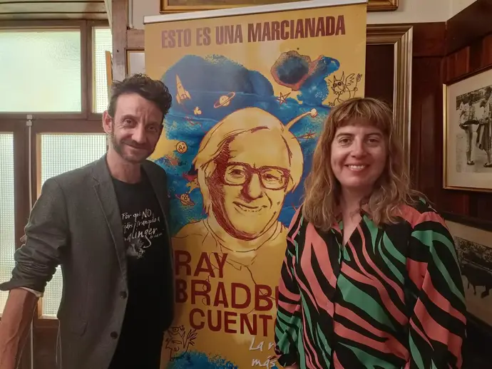 Páginas de Espuma compila 116 relatos de Ray Bradbury que trascienden la ciencia ficción y nos
