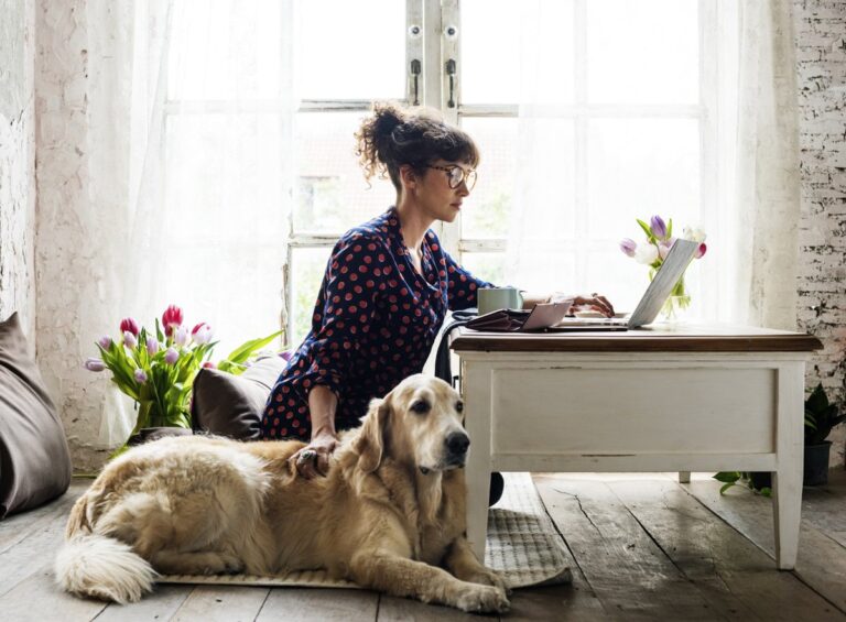 Tu antidepresivo más leal: la conexión con perros y gatos y su poder para hacerte feliz