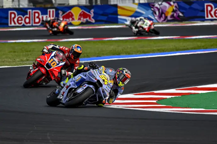 Bezzecchi arrebata la victoria en el esprint a Aldeguer, mientras Marc Márquez finaliza sexto