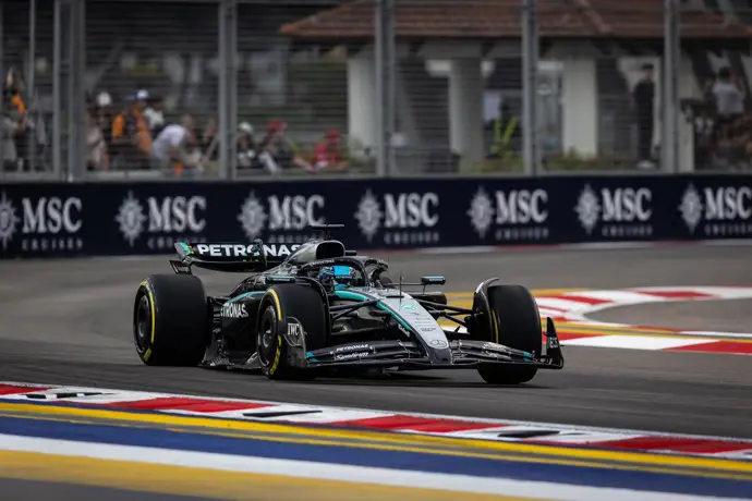 Russell se une a la lucha entre Verstappen y McLaren al conseguir la pole en Singapur