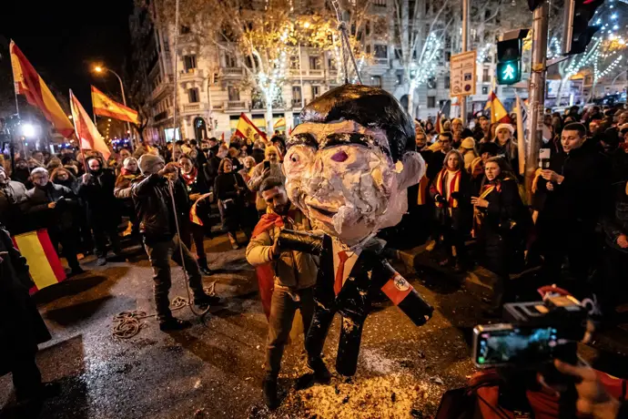 Los acusados por golpear un muñeco de Sánchez en Ferraz comparecerán este jueves ante la juez