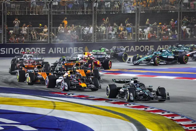 Russell se impone en Singapur y Verstappen reduce la ventaja de los McLaren en la clasificación