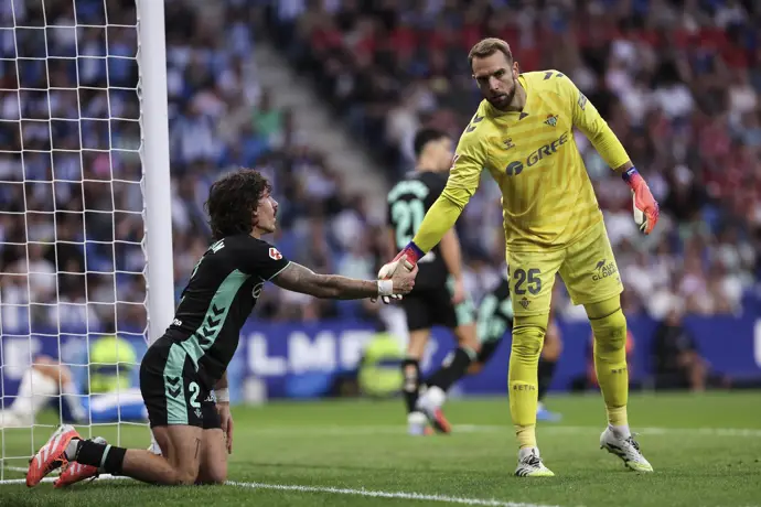 El Alavés detiene al Elche y Pau López silencia el estadio de Cornellà