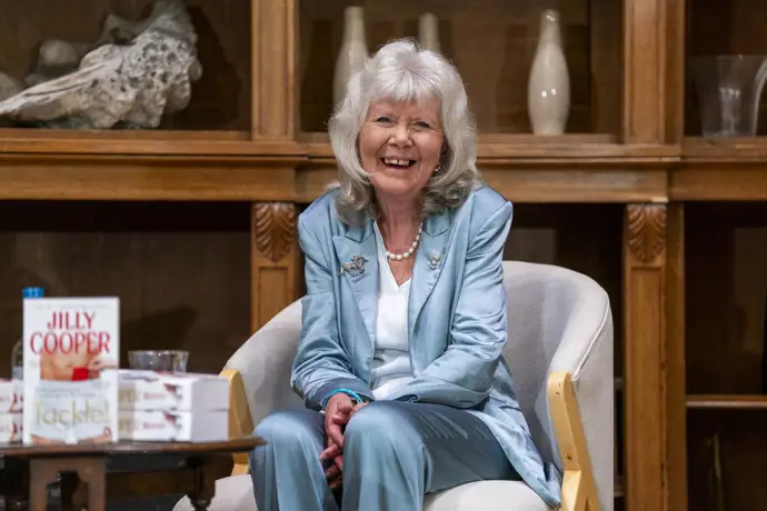 Fallece la escritora británica Jilly Cooper a los 88 años, reconocida por sus novelas románticas