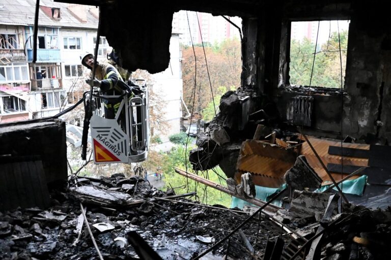 Un ataque ruso en Kiev deja 12 heridos y provoca cortes de electricidad a miles de familias