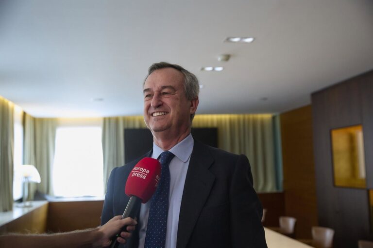 González-Bueno critica a David Martínez por no informar al consejo del Sabadell sobre lo hablado