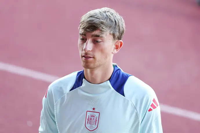 Huijsen deja la concentración con España y Laporte lo reemplaza en el equipo nacional