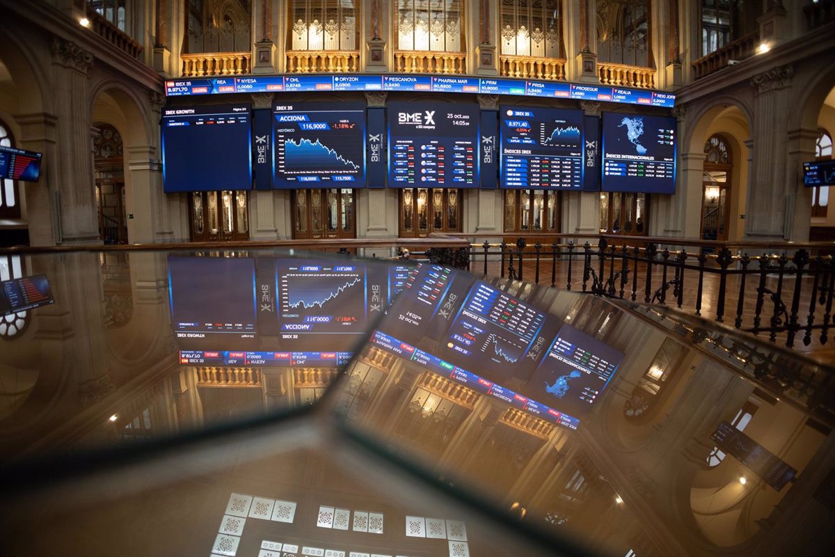 El Ibex 35 desciende un 0,60% al cierre y no logra mantener los 15.600 puntos