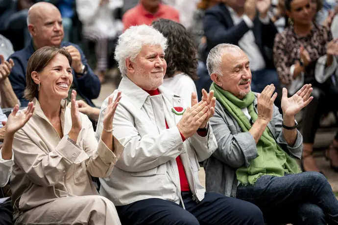 Almodóvar considera esencial un gobierno progresista y reconoce la dificultad del desafío que