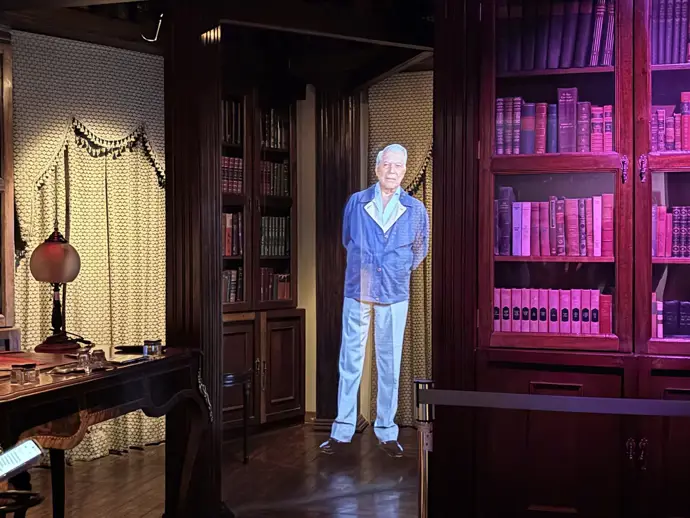 La Casa Museo de Mario Vargas Llosa revive los hologramas del Nobel en su reapertura