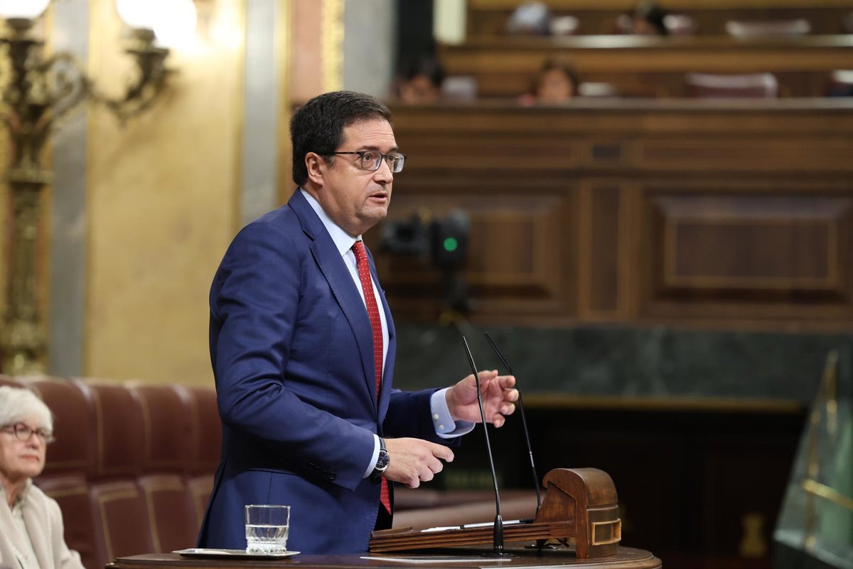 López descarta la propuesta de Podemos para hacer fijos a interinos y advierte sobre la Ley de
