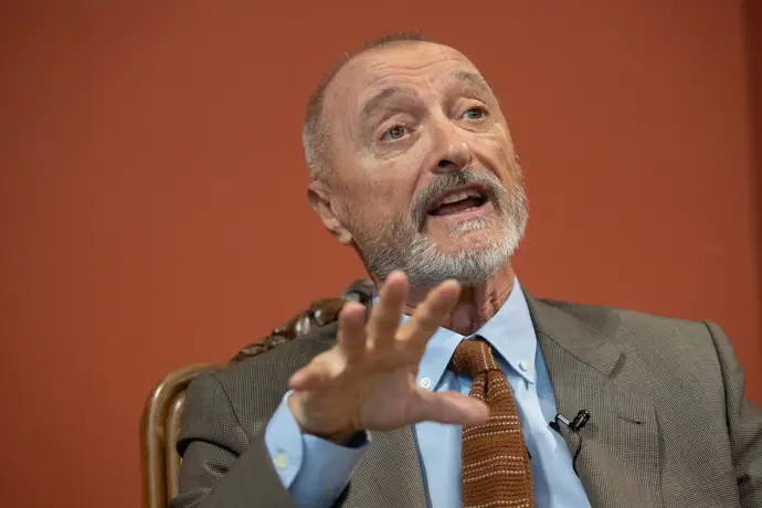 Pérez Reverte critica al director del Cervantes y acusa a Exteriores de querer influir en la RAE