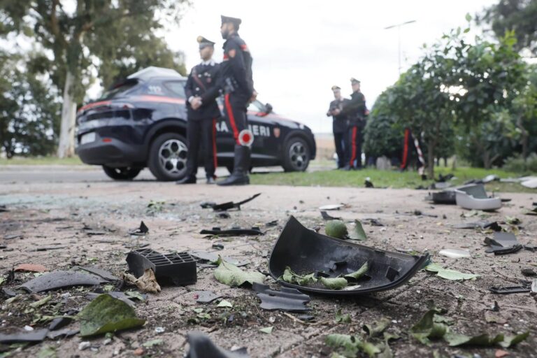 Detonan una bomba en el coche de un periodista de investigación italiano cerca de Roma