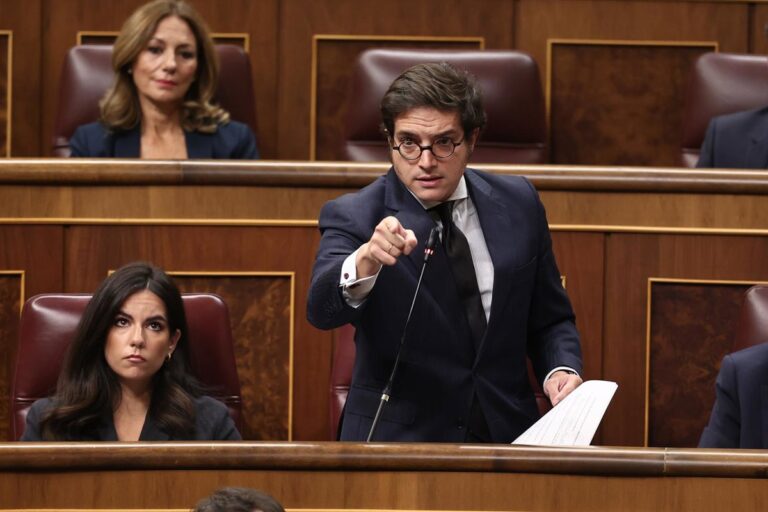 Vox sugiere al Congreso cesar la autorización de energías renovables y destituir a Beatriz