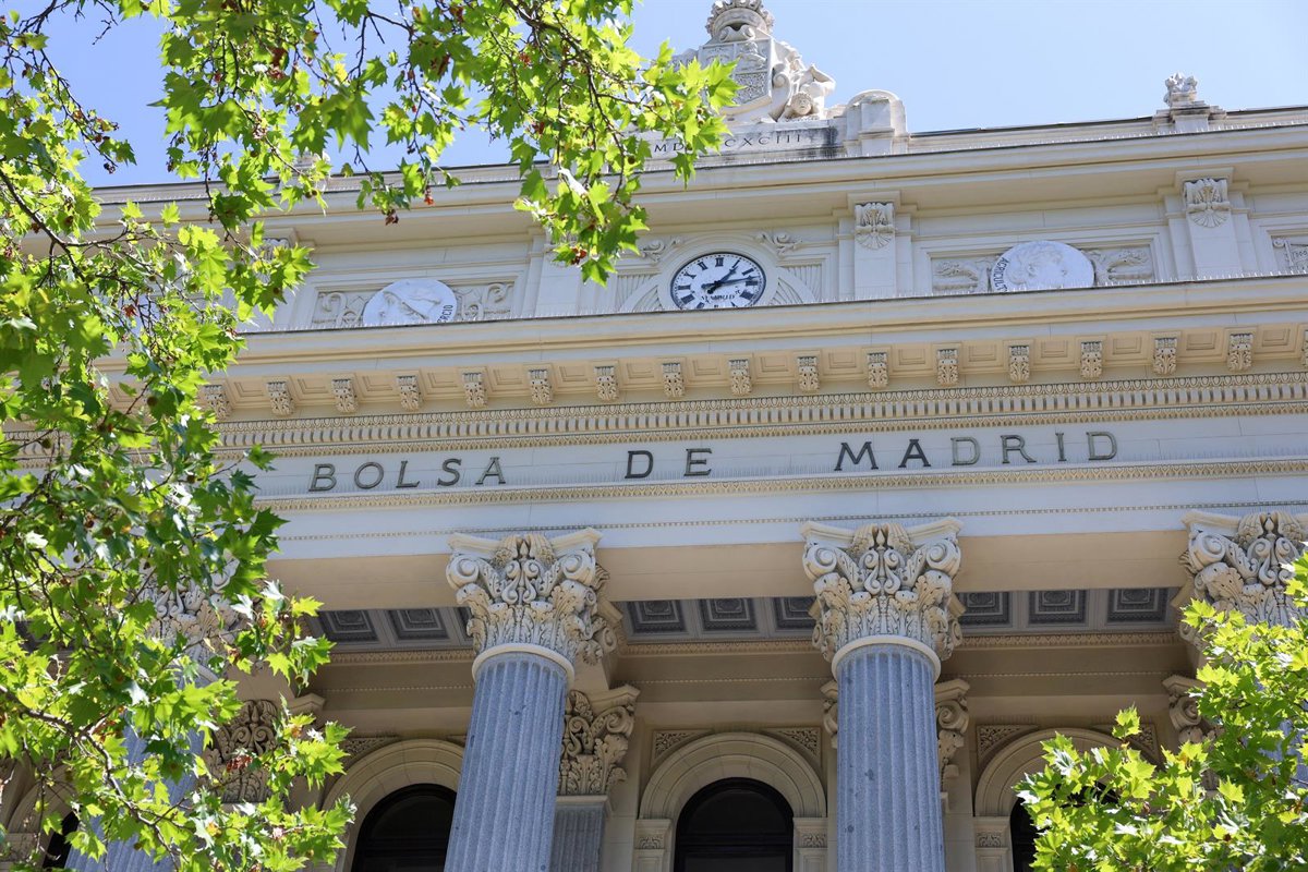 El Ibex 35 continúa por encima de los 15.800 puntos en la mitad de la sesión