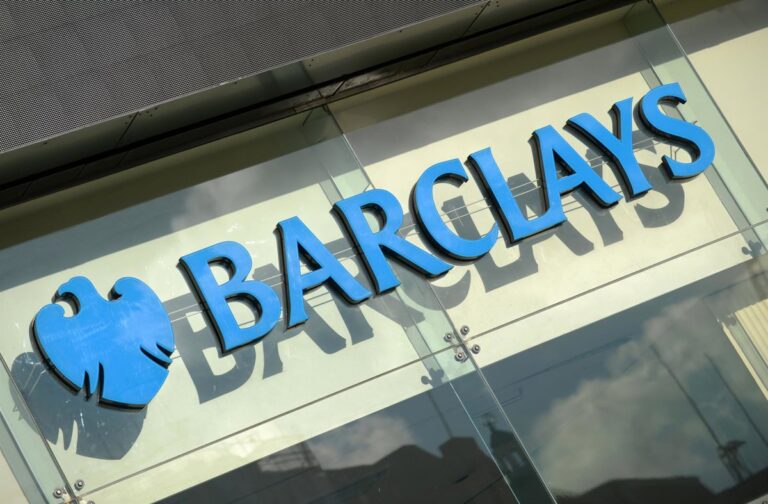 Barclays elige a BBVA como su banco español preferido y considera una fusión entre Sabadell y