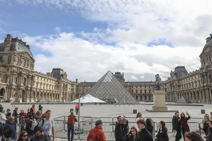 El museo del Louvre vuelve a abrir después del robo de joyas ocurrido el domingo pasado