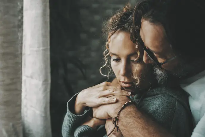 El abrazo como herramienta de manipulación en relaciones con personas de la triada oscura