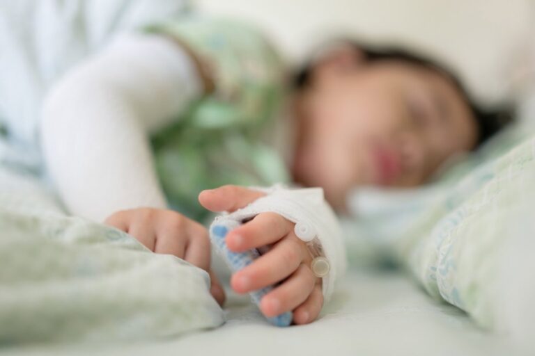 La extirpación de amígdalas y adenoides sin hospitalización es muy segura en la infancia