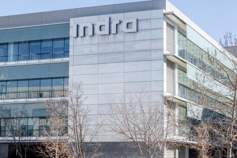 Las acciones de Indra superan los 50 euros antes de su consejo y la presentación de resultados