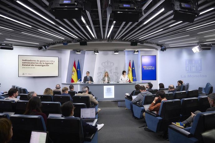 (i-d) El ministro de Presidencia, Justicia y Relaciones con las Cortes, F&eacute;lix Bola&ntilde;os, la ministra de Educaci&oacute;n, Formaci&oacute;n Profesional y Deportes, Pilar Alegr&iacute;a, y la ministra de Ciencia, Innovaci&oacute;n y Universidades, Diana Morant, durante una rueda de pren