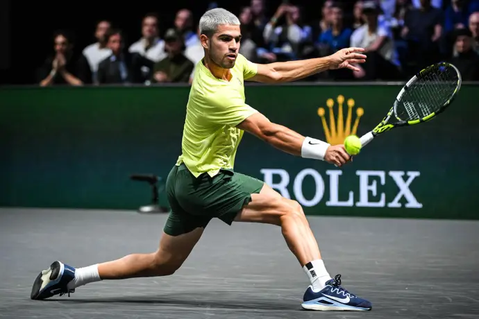 Alcaraz sufre una derrota ante Norrie en su debut en París, cayendo en un intenso encuentro
